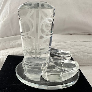 Portacartas/pisapapeles con forma de botas de vaquero de cristal.