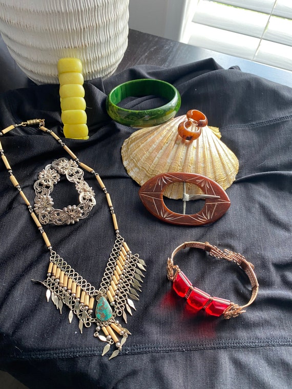 Vintage 8 Piece Lot of Jewelry. - image 1