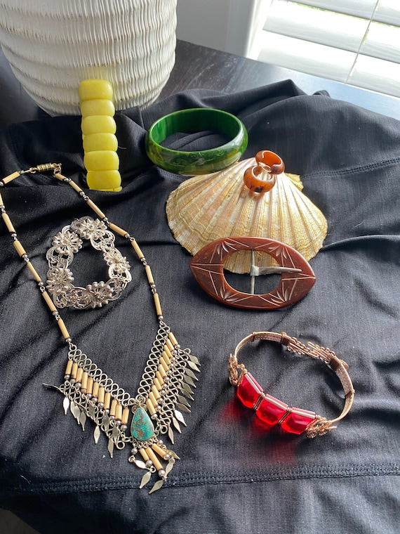 Vintage 8 Piece Lot of Jewelry.