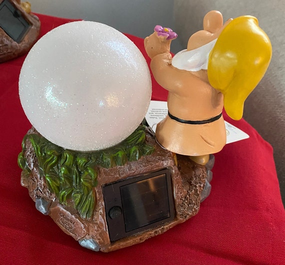 DISNEY Snow White and Seven Dwarfs Solar Light Figures Snezzy