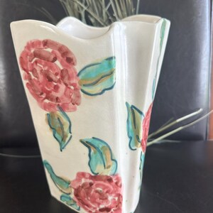 Jarrón floral festoneado vintage de 24 cm, estampado llamativo en rosa y avena, firmado por Hager Studio Art Pottery, decoración para el hogar de mediados de siglo (años 70).