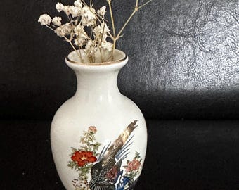 Vintage japanische Porzellan-Mini-Knospenvase | 10 cm, handbemalt mit Blumenmuster | Hergestellt im besetzten Japan 1945–1952 | Sammlerstück