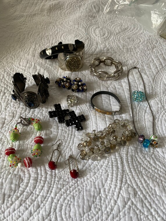 Vintage Lot of 16 Pieces of Jewelry