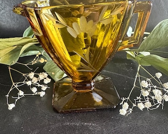 Jarra de crema de vidrio ámbar estilo art déco, circa 1930, vidrio diamante, victoria, base de pedestal cuadrada geométrica con pie y motivo floral grabado.
