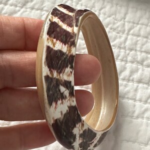 Bracelet abstrait serpent comme coquillage.