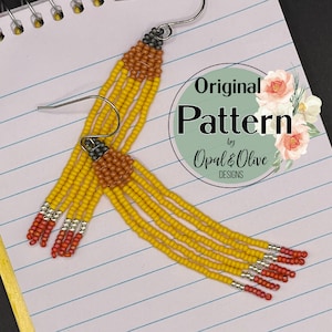 Puede incluir: Pendientes hechos a mano con flecos de cuentas amarillas, marrones y rojas, con detalles plateados. El texto "Original Pattern by Opal & Olive Designs" es visible en la imagen.