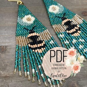 Puede incluir: Pendientes de cuentas color turquesa con diseño floral y de abeja. Los pendientes tienen un gancho dorado y están adornados con cuentas blancas, negras y beige. La imagen también incluye el texto "PDF" y "Download of Original Pattern by Opal & Olive Designs."
