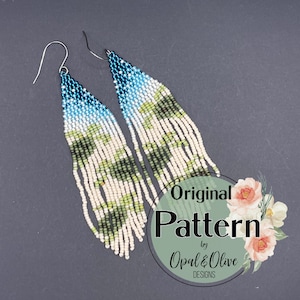 Puede incluir: Un par de aretes largos de cuentas con un degradado de colores azul, blanco y verde. Los aretes son hechos a mano y tienen un diseño único y moderno. La imagen incluye el texto "Original Pattern by Opal & Olive Designs".