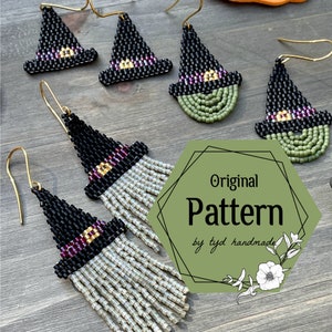 Könnte beinhalten: Ein Paar Hexenhut-Ohrringe aus schwarzen, grünen und weißen Perlen. Die Ohrringe sind handgefertigt und haben ein Fransen-Design. Das Bild zeigt auch ein grünes Sechseck mit dem Text "Original Pattern by tyd handmade".