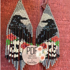 Peut inclure: Une paire de boucles d'oreilles triangulaires en perles représentant une silhouette d'oiseau noir sur fond gris et blanc, avec des franges pendantes en perles noires, blanches, corail et vertes. L'image contient le texte : PDF DOWNLOAD OF ORIGINAL PATTERN BY OPAL & OLIVE DESIGNS.
