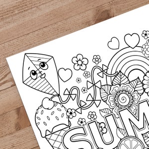 Op de afbeelding: Zwart-wit illustratie van een zomerkleurplaat. Het ontwerp bevat een vlieger, een ijshoorntje, bloemen, harten, een regenboog en het woord "SUMMER". Het kunstwerk staat op wit papier.