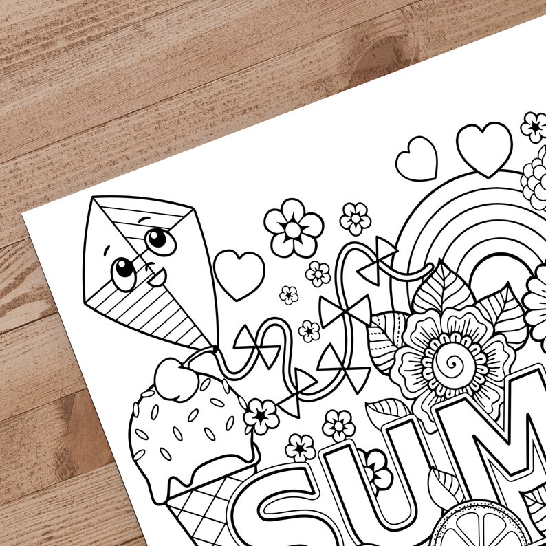 Op de afbeelding: Zwart-wit illustratie van een zomerkleurplaat. Het ontwerp bevat een vlieger, een ijshoorntje, bloemen, harten, een regenboog en het woord "SUMMER". Het kunstwerk staat op wit papier.