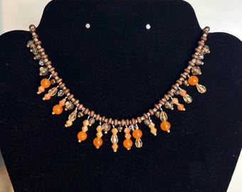 Orange Anhänger Statement Halskette, gemischte Perlen Choker