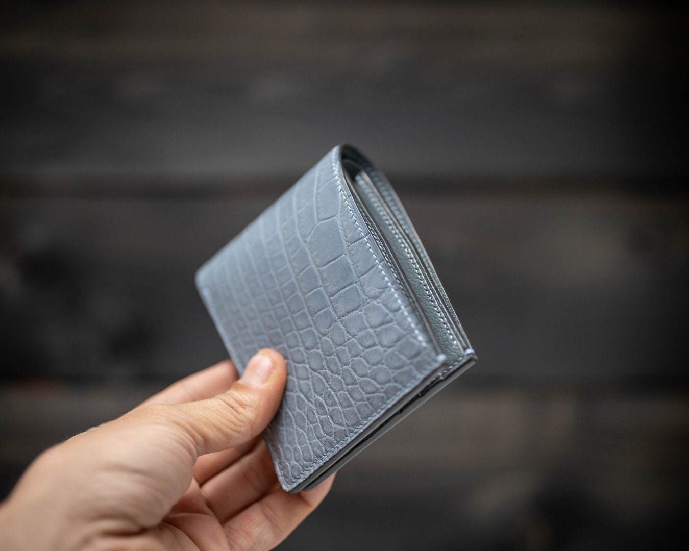 Compact Bifold Wallet in Classic Alligator — Abas