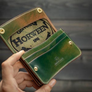 Cartera Mini Trucker V2, Horween Shell Cordovan, Marbled Green Shell Cordovan, Cartera con broche