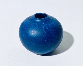 Marschner Kunsttöpferei Petit vase rond en céramique bleue 831 / décor WGP vintage