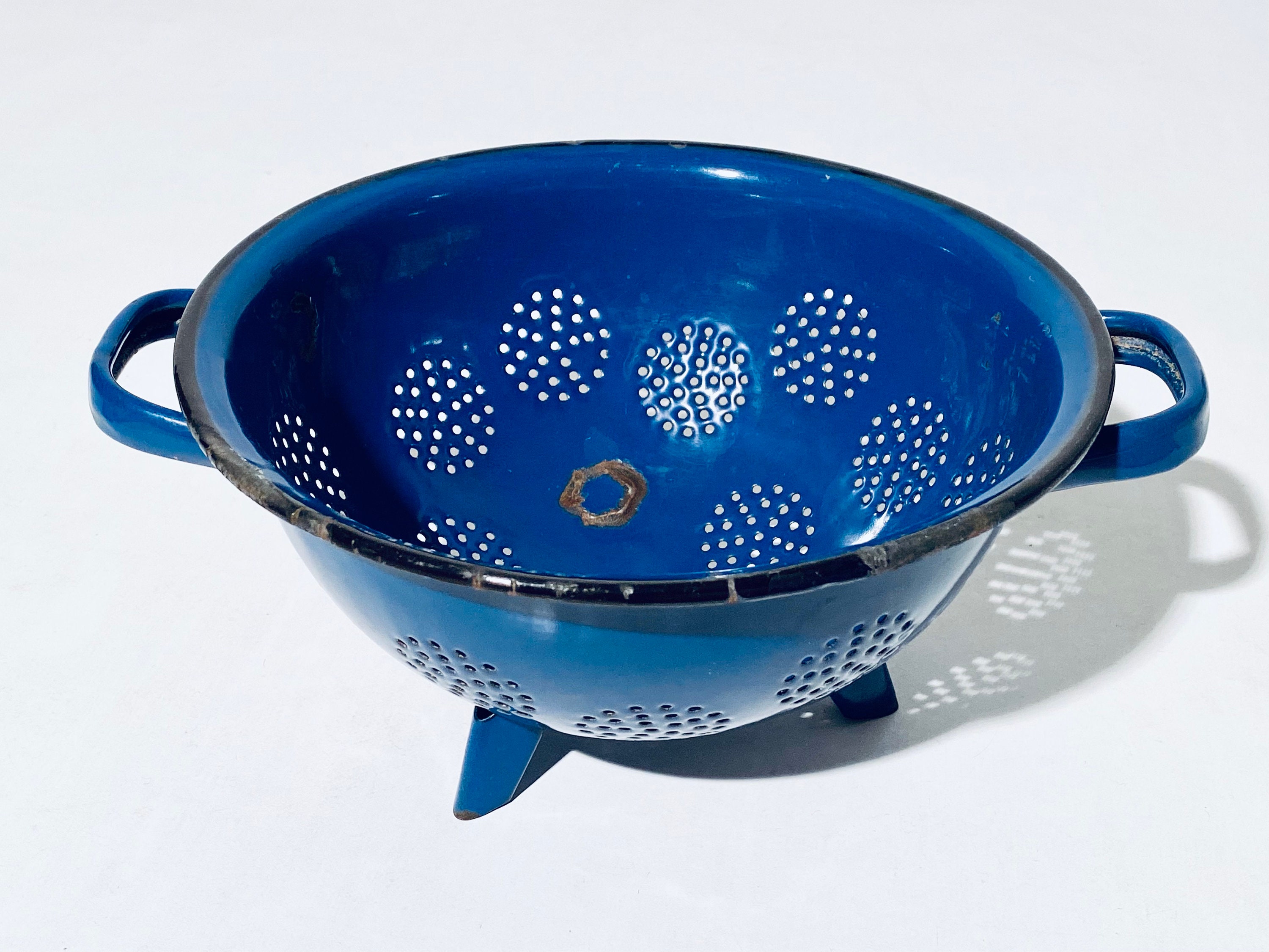ANCIENNE PASSOIRE DE cuisine en métal émaillé Émail Blanc Et Bleu sur Pied Deco EUR 20,00 - FR