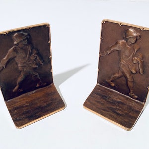 Twee bronzen boekensteunen met de zaaier traditioneel motief / vintage decor jaren 1950 1960