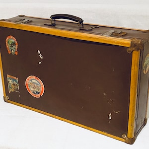 Set von vintage-gepäck reise-aufkleber auf alte leder textur