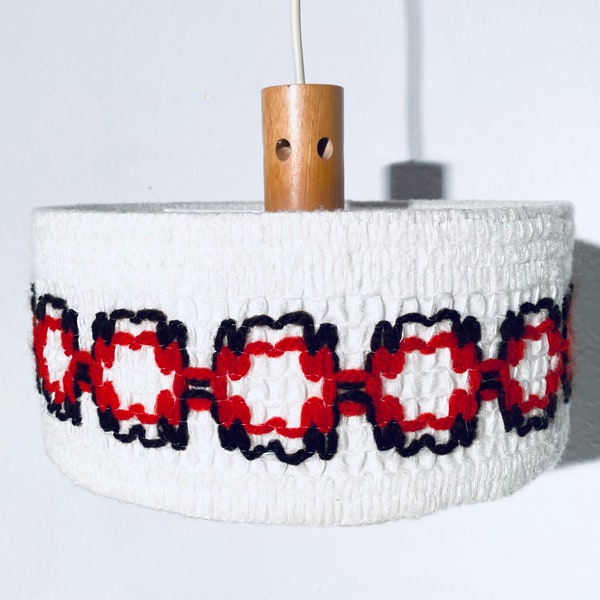 Lampe suspendue vintage des années 1960 avec abat-jour tricoté blanc et rouge / Décor Hygge du milieu du siècle