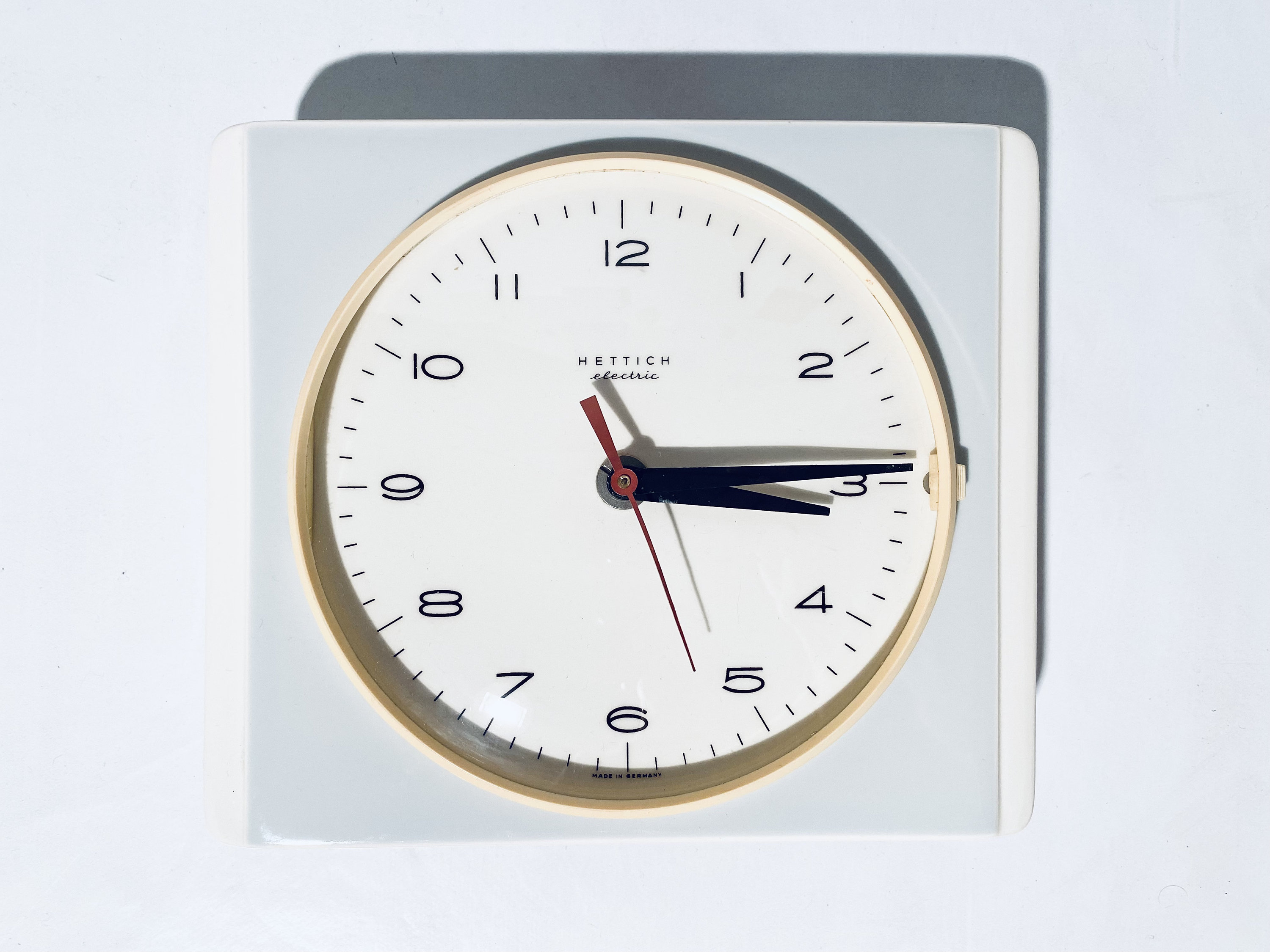 Design Mini-Wanduhr 15cm - NOW - Lebe im Jetzt - Lustige Uhr mit