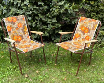 Dos sillas de jardín plegables de verano de los años 70 con motivo de flores de naranja / mueble de exterior moderno y de estilo espacial