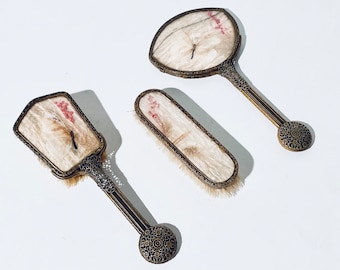 Juego de tocador antiguo con espejo de mano con dos cepillos / decoración de mariposas y flores de los años 30