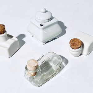 Set di quattro bottiglie d'inchiostro in ceramica e vetro/calamaio da scrivania vintage