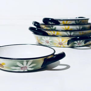 Fem stycken BBC Badon-Boutte & Cie Vintage Margaritta Daisy Emaljgrytor/Grytor/Fransk Köksdekoration