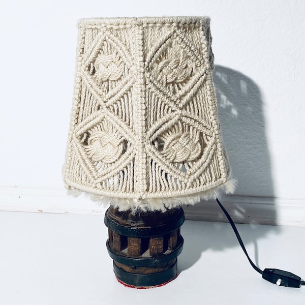 Vintage Table Lamp With Creme Knitted Shade & Wooden Base / Mid-Century Decor