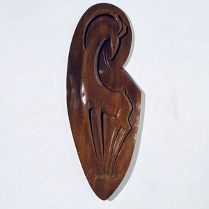 Imagen grande tallada en madera de cabra montés de mediados de siglo / Decoración vintage de los años 50 y 60
