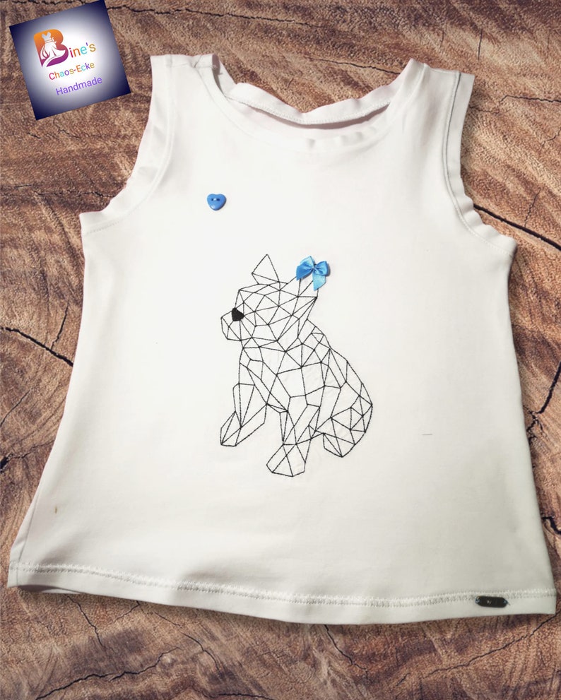 以下が含まれることがあります： 幾何学模様の犬のデザインが施された白いノースリーブシャツ。犬は黒で縁取られ、青いリボンが付いています。青いハート型のボタンがシャツに縫い付けられています。「Bine's Chaos-Ecke Handmade」のブランド名が左上に表示されています。