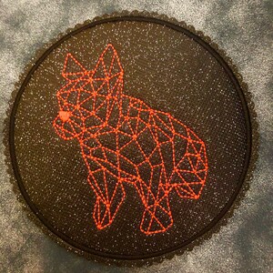 以下が含まれることがあります： オレンジ色の糸で刺繍された幾何学的なキツネのデザインが施された、丸い黒いパッチ。パッチはキラキラした背景とスカラップエッジを持っています。キツネは相互接続された線でできています。