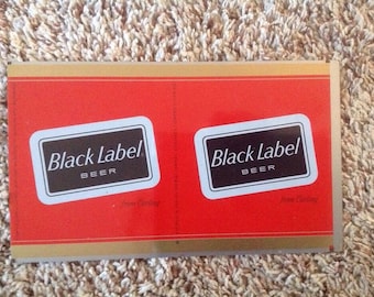 Lata de cerveza Black Label desplegada en lámina plana