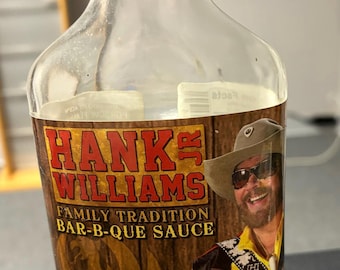 Botella vacía de salsa barbacoa de Hank Williams Jr.