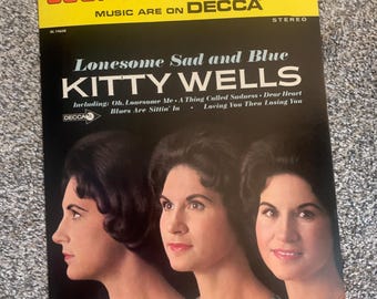 Exhibición de discos antiguos de Kitty Wells en la tienda Decca Records