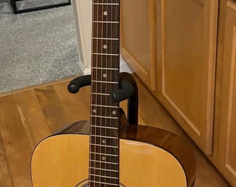 Guitarra autografiada por la leyenda de la música country George Jones