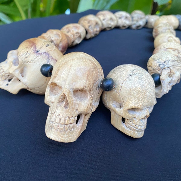 Collier tête de mort en bois sculpté, collier motard, mini têtes de mort, têtes de mort sculptées, pendentif tête de mort, style gothique, 18 pouces