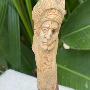 Figuras talladas de jefe tribal indio con mango de cuchillo y cara de líder