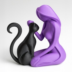 Könnte beinhalten: Skulptur einer Frau und einer Katze. Die Frau kniet, in einem einfarbigen Lila gehalten. Die Katze ist schwarz und sitzt neben ihr. Die Skulptur ist ein modernes Kunstwerk, wahrscheinlich für die Inneneinrichtung.