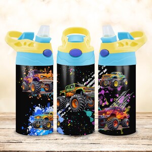 Pu&ograve; includere: Tre bottiglie d'acqua colorate con sfondo nero e disegni di monster truck. Le bottiglie hanno un tappo blu e giallo con una cannuccia.