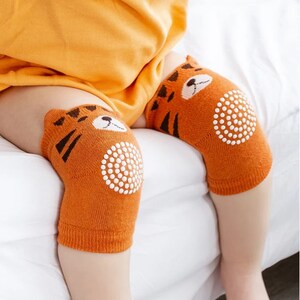 Knieschutz / Knie Polster / Krabbel Hilfe / Knieschoner für Babys Anti Rutsch Silikon noppen Säuglinge, Jungen, Mädchen / Aus DEUTSCHLAND Orangebraun Bär