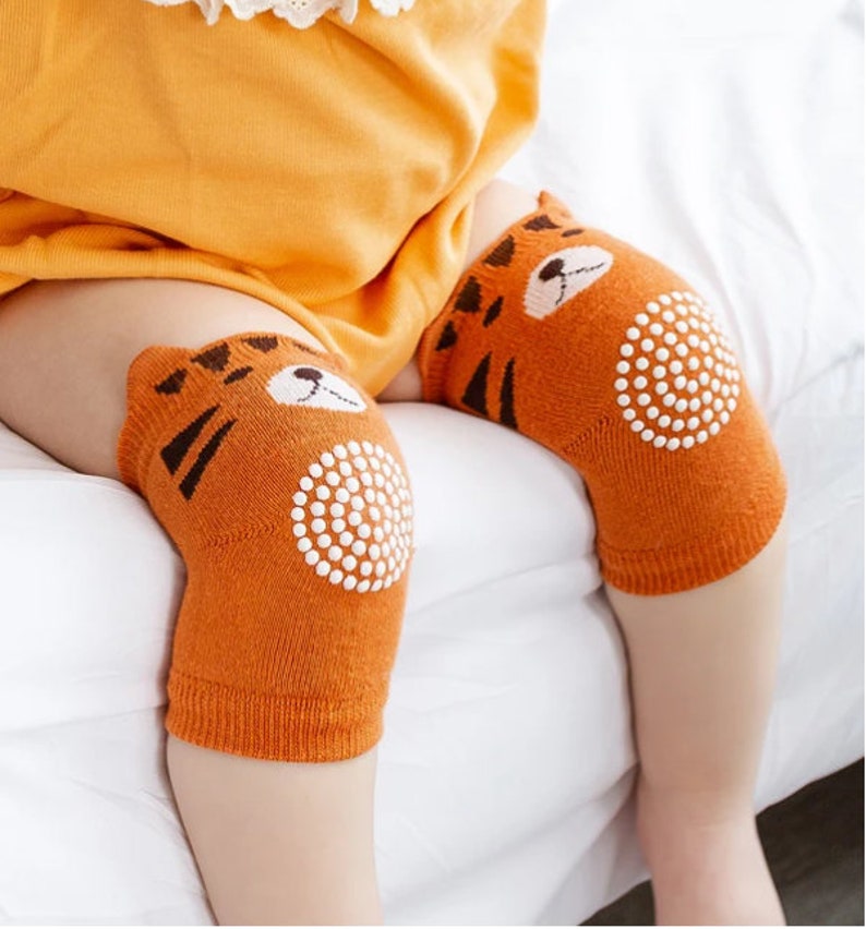 Knieschutz / Knie Polster / Krabbel Hilfe / Knieschoner für Babys Anti Rutsch Silikon noppen Säuglinge, Jungen, Mädchen / Aus DEUTSCHLAND Orangebraun Bär