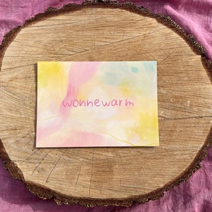 Postkarte „Wonnewarm“ | ein Motiv für Sonnenliebende, Wärmesuchende und Lebengenießende. Handlettering auf abstraktem Hintergrund.
