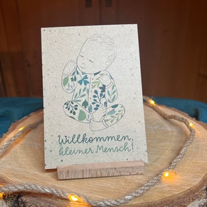 Willkommen, kleiner Mensch! l Glückwunschkarte für die Ankunft eines Babys; mit Zeichnung, botanischen Elementen&Schriftzug auf Graspapier
