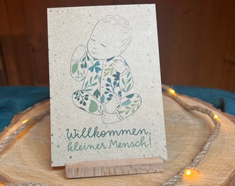 Willkommen, kleiner Mensch! l Glückwunschkarte für die Ankunft eines Babys; mit Zeichnung, botanischen Elementen&Schriftzug auf Graspapier