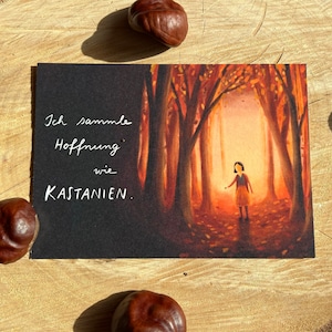 Könnte beinhalten: Eine schwarze Karte mit weißem Text, der "Ich sammle Hoffnung wie Kastanien." lautet. Die Karte zeigt ein Gemälde einer Person, die in einem Wald mit Herbstlaub auf dem Boden steht.