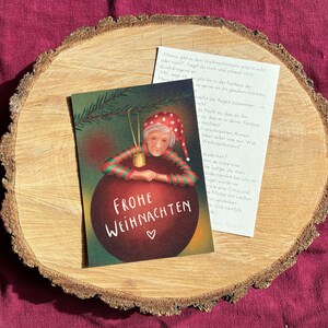 Postkarte "Elfie, die Krümelnde" | Eine besondere Weihnachtskarte mit einer Geschichte über eine lustige Weihnachtsfrau und wo sie wohnt.