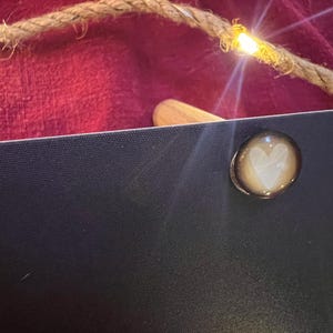Magnetpostkartenständer „Herz“ | Ein besonderes, von mir illustriertes Produkt, nutzbar als variabel einstellbarer Tischständer oder Magnet