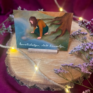 Postkarte „Bewertschätzen statt bewerten.“ | Baumbotschaften 11: Ein liebevoll illustriertes Affirmationsmotiv über eine Herzenshaltung.